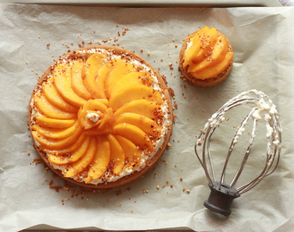 Tarte sablée breton, mascarpone fouetté, nectarines jaunes