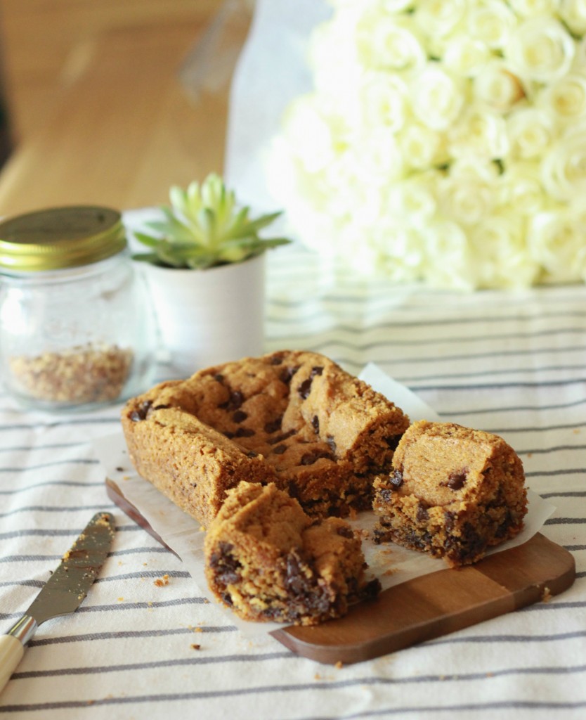 Cookie Cake (dark chocolate chips and praline) 36