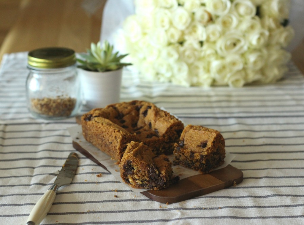 Cookie Cake (dark chocolate chips and praline) 32