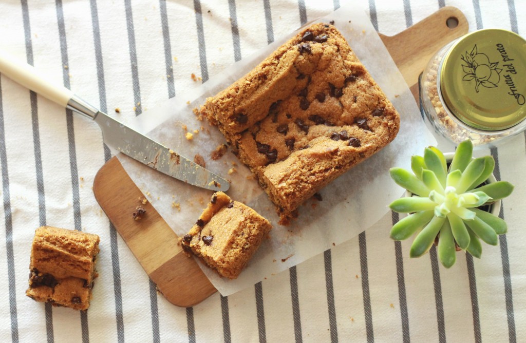 Cookie Cake (dark chocolate chips and praline) 24