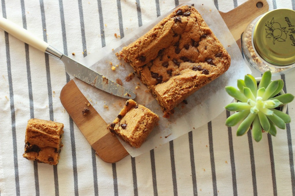 Cookie Cake (dark chocolate chips and praline) 22