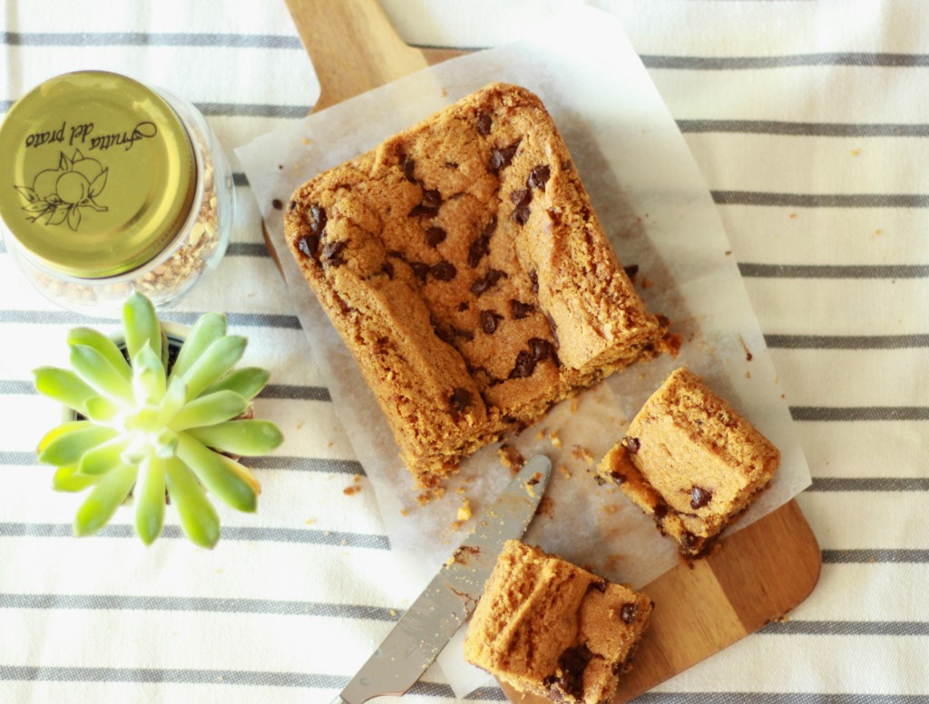 Cookie Cake (dark chocolate chips and praline) 18