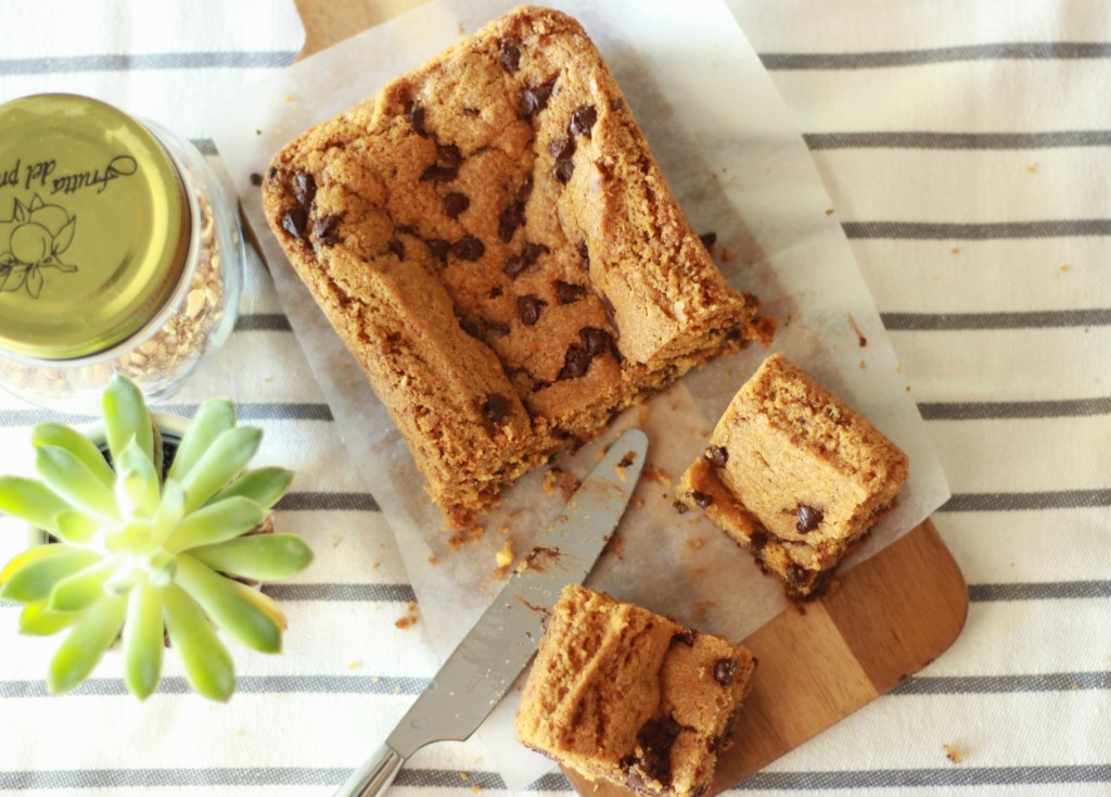 Cookie Cake (dark chocolate chips and praline) 16